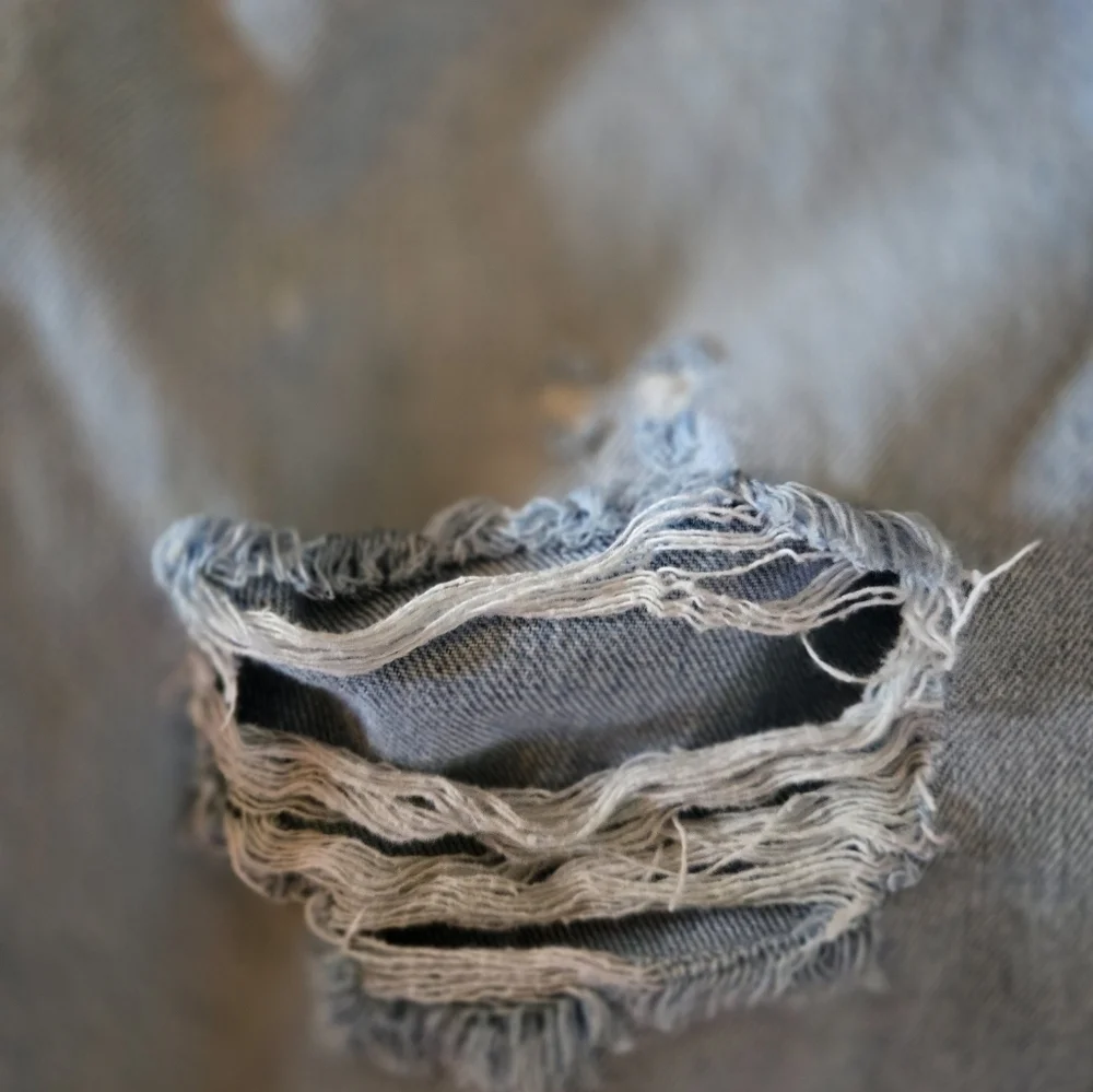 Frame Le Slouch Bermuda Distressed Shorts size 27 light wash